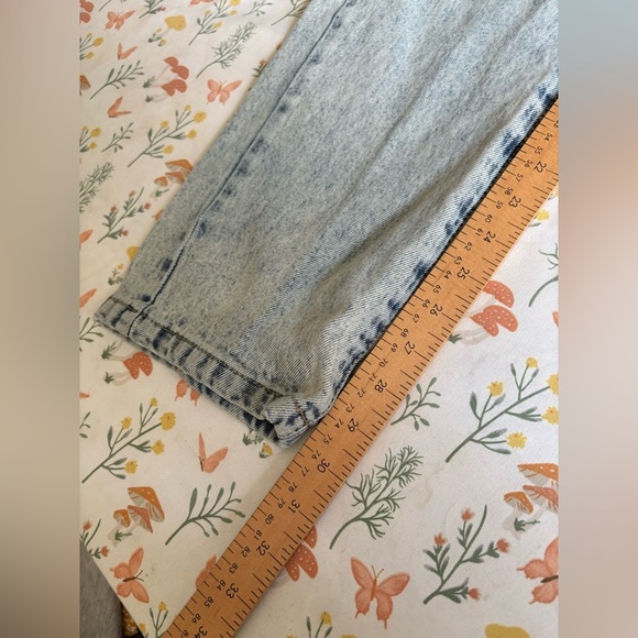 White Fox boyfriend jeans straight leg light wash size medium - Picture 6 of 10